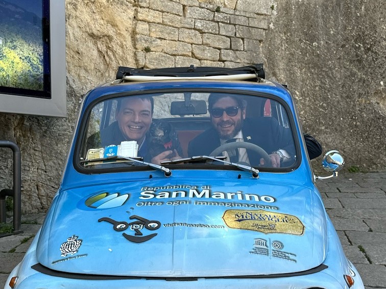 igor righetti con il suo inseparabile bassotto byron e il segretario di stato al turismo della repubblica di san marino