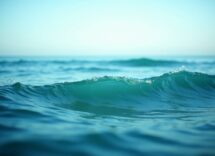 Immagine evocativa della traversata storica tra mare e memoria